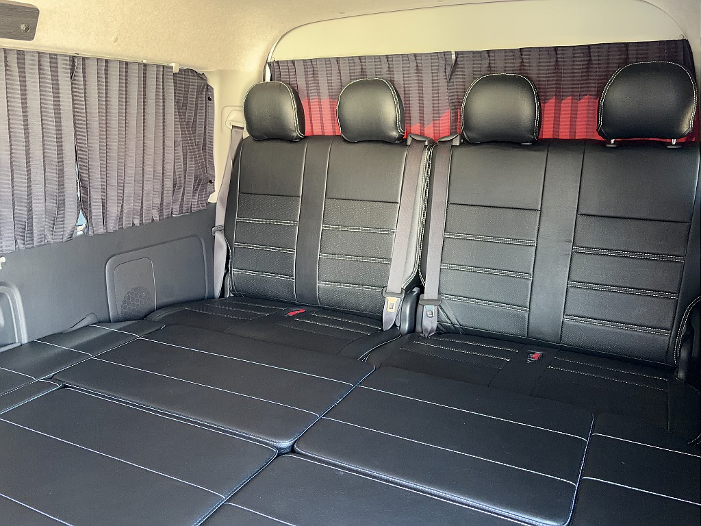 4列目シートの座面をベッド部分に活用しております☆