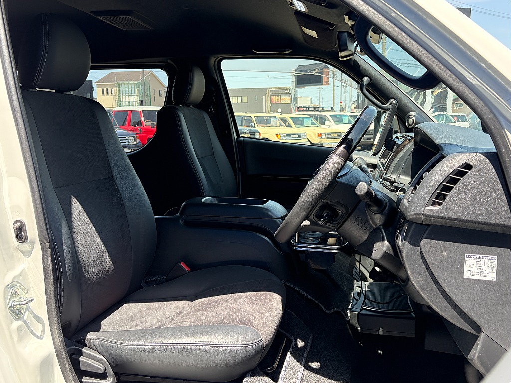 トヨタ ハイエースバン(6枚目)