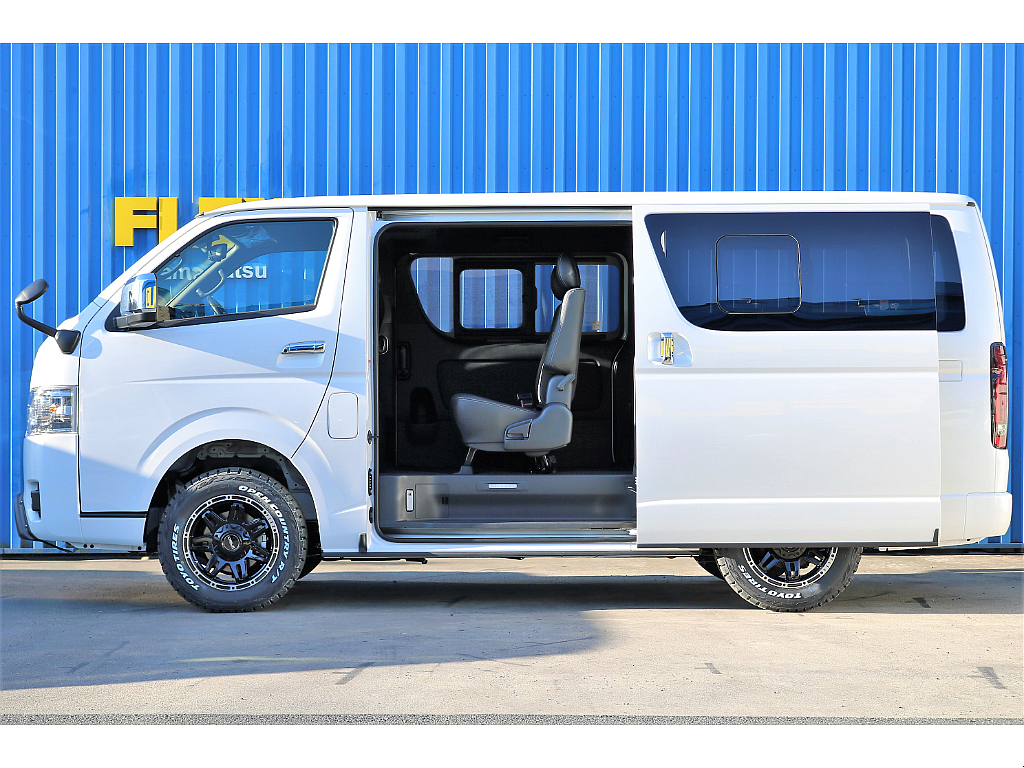 両側スライドドア小窓付き、ＴＲＤフロントスポイラー、FLEXホイールDELF04＆ＴＯＹＯオープンカントリータイヤの組み合わせ♪