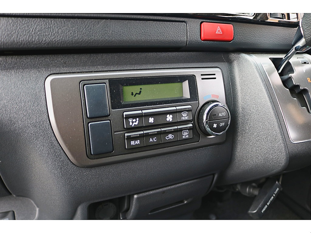 設定温度に合わせて風量や吹出しモード自動制御するオートエアコンを装備♪