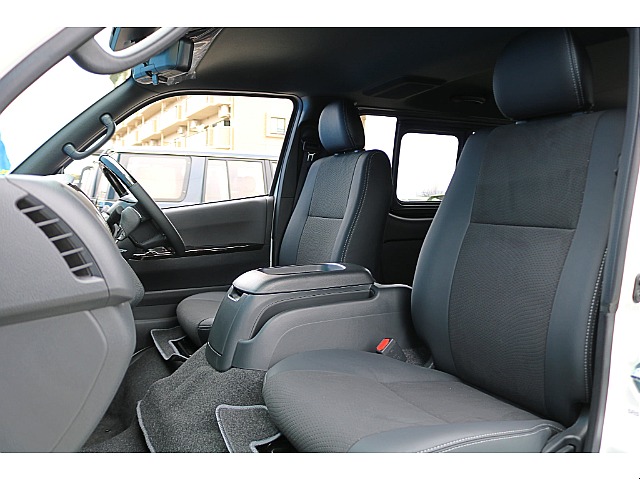 新車　ハイエースバン　ダークプライムⅡ　ディーゼル4WD　オフロードパッケージ♪