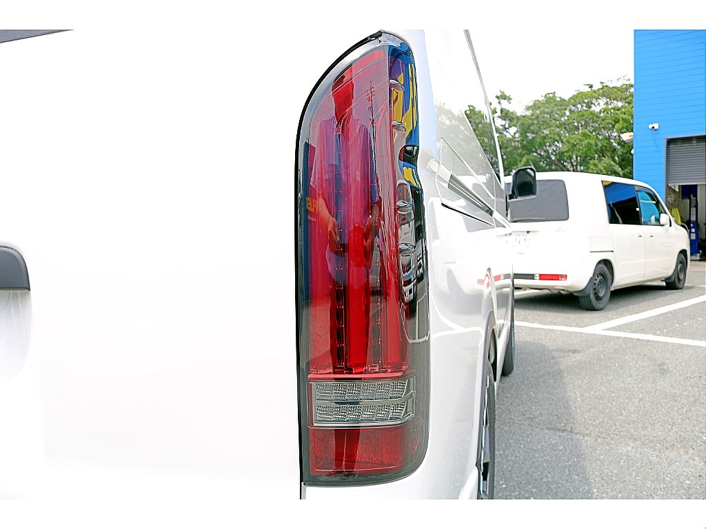 FLEXアルティメットテール　スモークレンズで後姿がクールな印象に♪