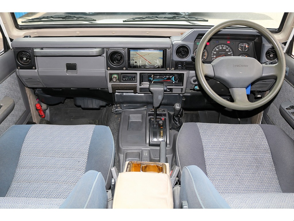 お客様お好みのシートカバーの取り付けも大歓迎です！キャメルやブラウン、レザーとファブリックのコンビネーションなど、オリジナリティ満載の車両を作りましょう！！