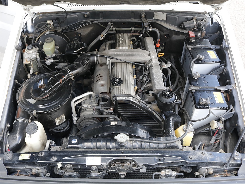 エンジンルームも比較的綺麗な状態です ！