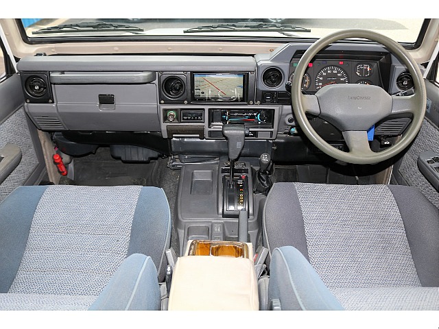 お客様お好みのシートカバーの取り付けも大歓迎です！キャメルやブラウン、レザーとファブリックのコンビネーションなど、オリジナリティ満載の車両を作りましょう！！