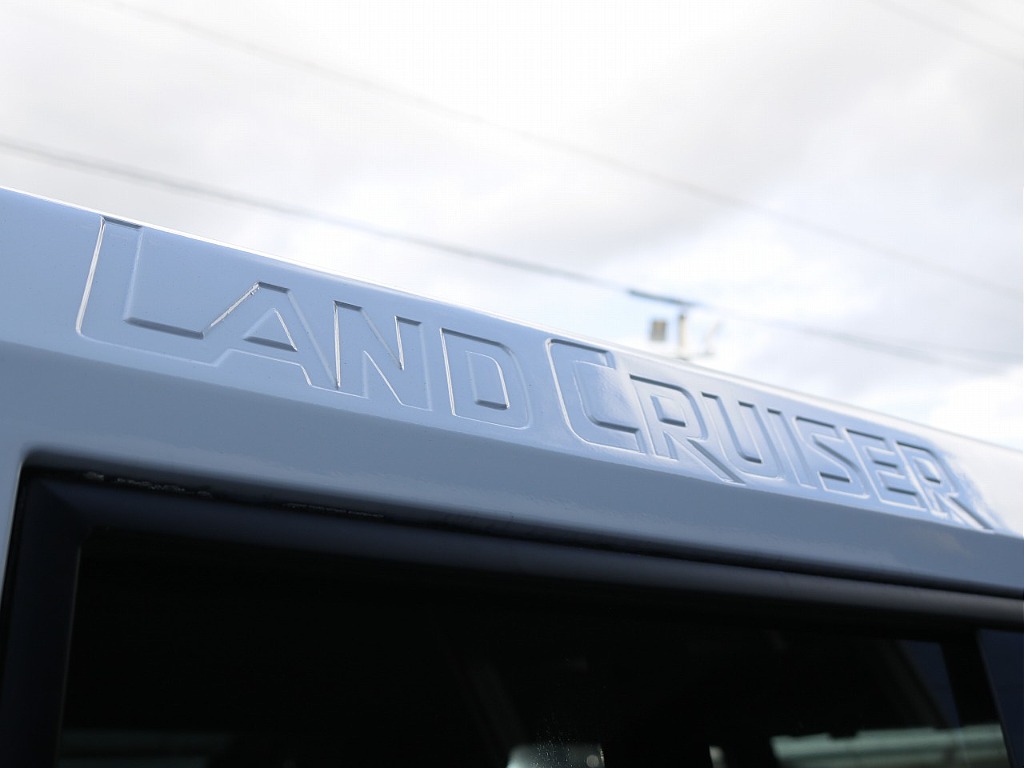 ルーフにランドクルーザーロゴ入り♪