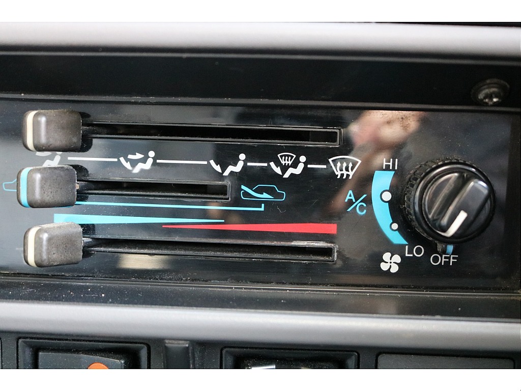 レトロなマニュアルエアコンになります！