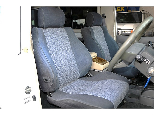 運転席はお車の中でも一番滞在時間が長くなる場所です。オーナー様のこだわりが詰まった特等席のサポートをさせて頂ければと思います。