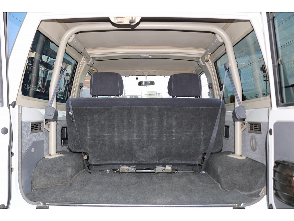 ラゲッジルームには、テントやゴルフバック、BBQ用のコンロなど、いっぱい詰める広さになっております！この空間に自分オリジナルの荷物の積み方で荷物を積むのも楽しいですよ♪