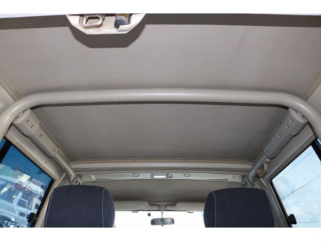 天張りになります！中古車ではたまにヤニ汚れで真っ黒なお車などもありますので中古車選びでは重要なチェックポイントです！