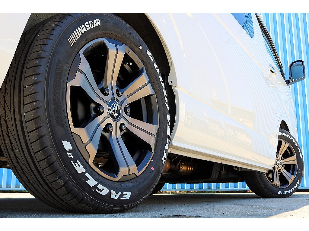 FLEXフロントスポイラー　FLEXオーバーフェンダー　FLEXアーバングランデホイール　ナスカータイヤ　ガッツミラーレス　パノラミックビューモニター　デジタルインナーミラー　１インチローダウン♪