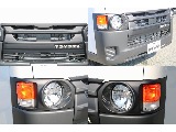 愛らしい丸目と力強いグリル、レトロなTOYOTAロゴが印象的なフェイスを作り出す「Re Classic」