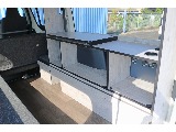 荷室の左側に収納とベンチシート、右側にテーブルとオープン収納をそれぞれ備えています♪