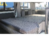 ハイエースバンの2列目シートは背もたれ部分を前方に折り畳むことができます。