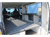 左右の家具の間にベッドマットを敷き詰めれば広々としたフルフラットベッドに♪