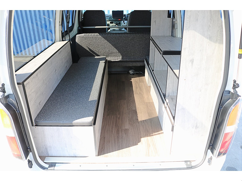 分割式のマットはすべてベンチシート内へ収納が可能で、普段はリビングとして広々と使うこともできます♪