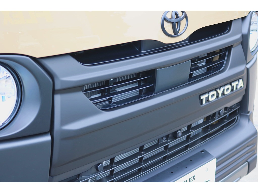 ＦＬＥＸ　ReClassicフェイスキット♪　オリジナルのキュートな丸目ヘッドライトとTOYOTAロゴ入りのクラシックなフロントグリル♪