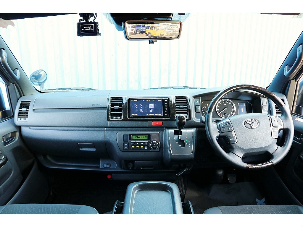 運転席周りは目線が高く見通しも良いです♪