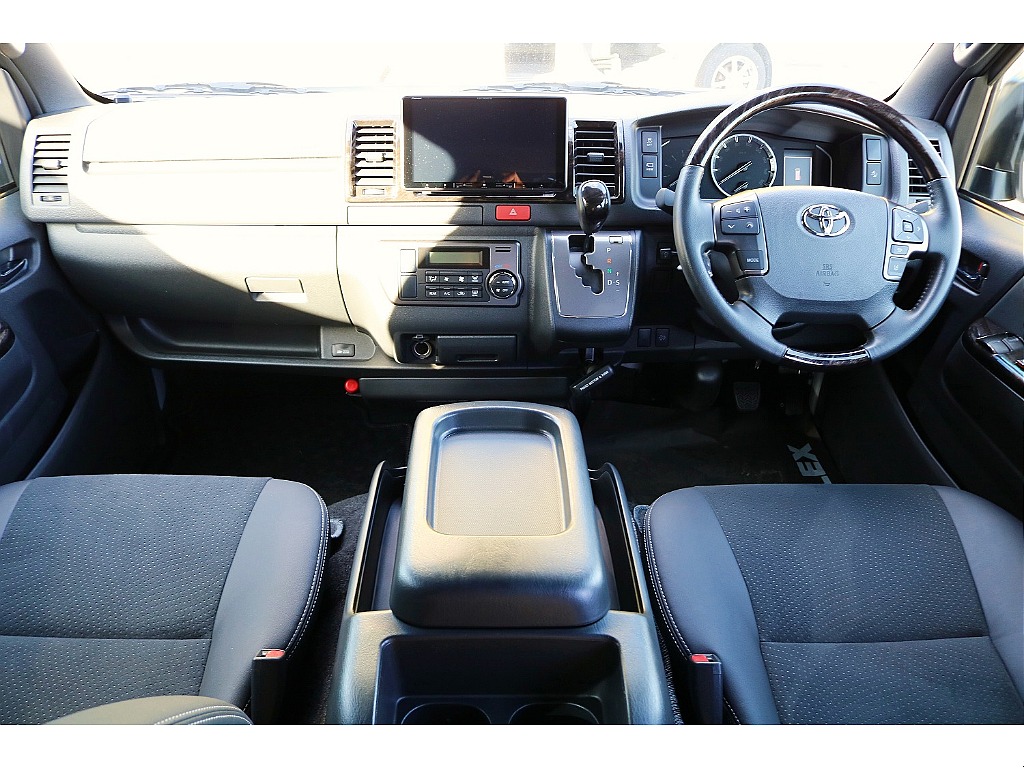 運転席周りは目線が高く見通しも良いです♪