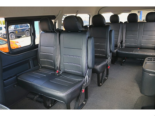 運転手を含め10人乗れるハイエースワゴン♪後部座席もご覧の通り広々♪