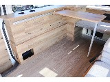 サイドテーブルを展開すれば、ゆったりくつろげるダイネットが出現♪