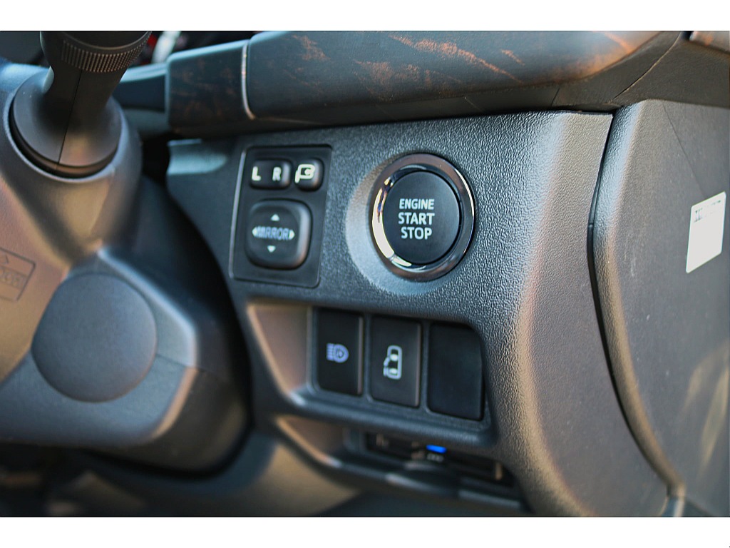 プッシュスターター　パワスラ操作スイッチ　ビルトインETC　等、使いやすい位置に配置♪