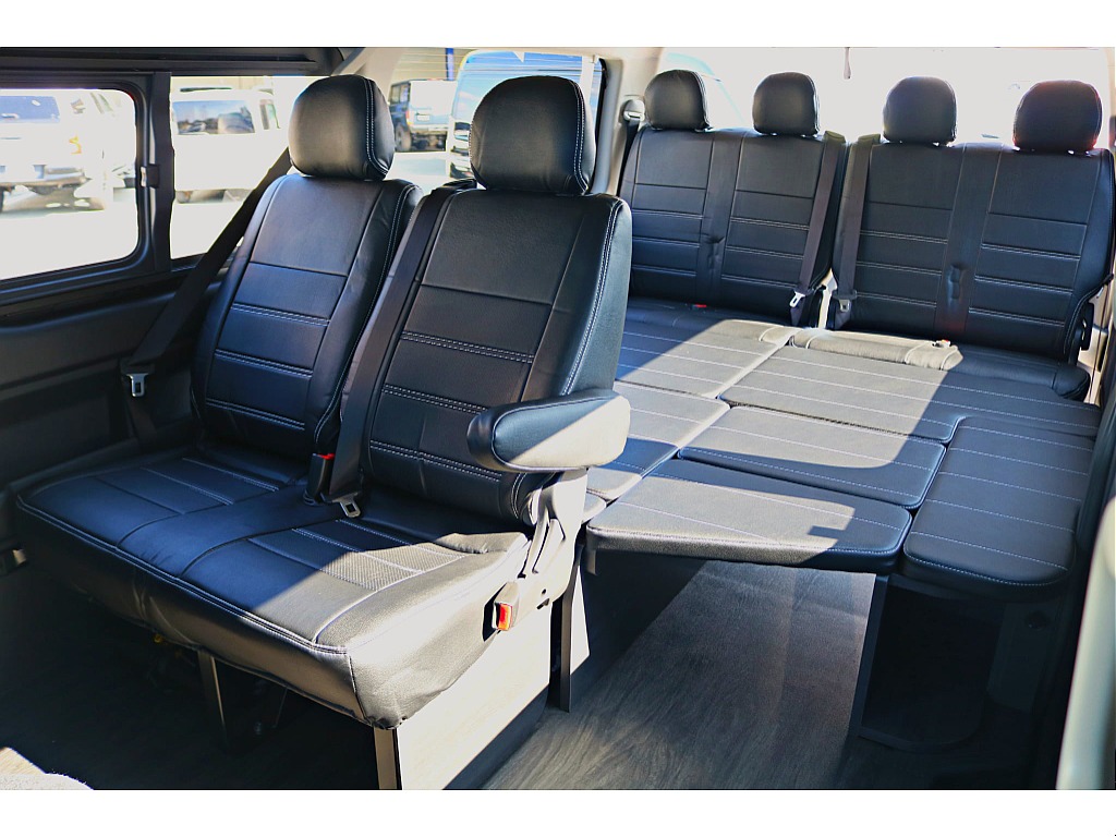 Ver.1内装　リビング仕様で車中泊はもちろん、家族での大移動も楽しく♪