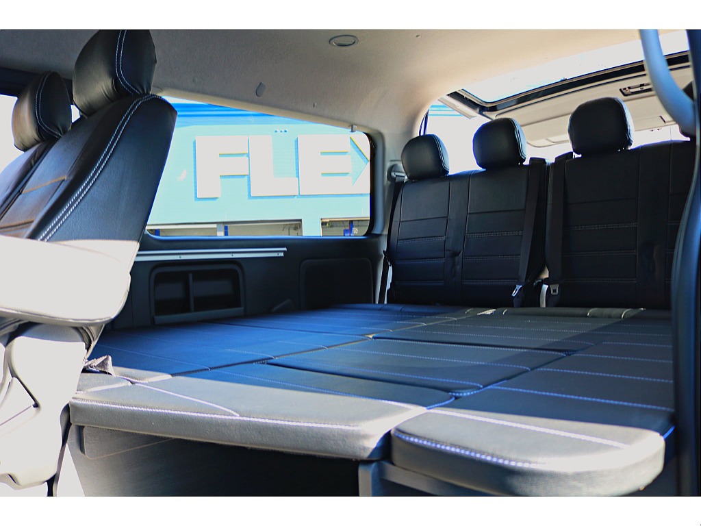 Ver.1内装　リビング仕様で車中泊はもちろん、家族での大移動も楽しく♪