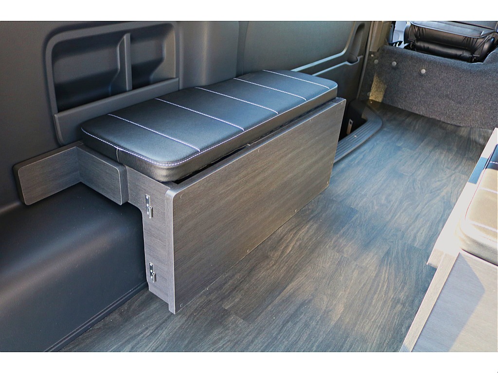 Ver.1内装　リビング仕様で車中泊はもちろん、家族での大移動も楽しく♪