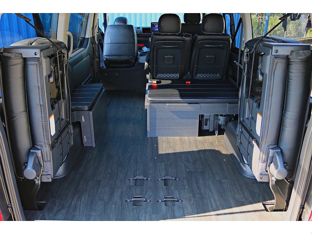 Ver.1内装　リビング仕様で車中泊はもちろん、家族での大移動も楽しく♪4列目シートは横に跳ね上げ可能！