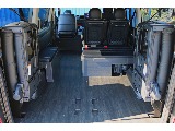 Ver.1内装　リビング仕様で車中泊はもちろん、家族での大移動も楽しく♪4列目シートは横に跳ね上げ可能！