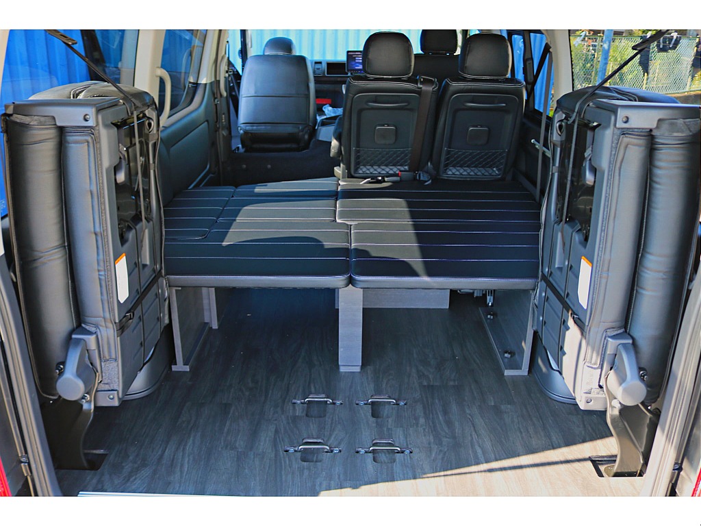 Ver.1内装　リビング仕様で車中泊はもちろん、家族での大移動も楽しく♪4列目シートは横に跳ね上げ可能！