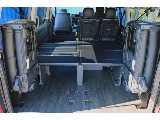 Ver.1内装　リビング仕様で車中泊はもちろん、家族での大移動も楽しく♪4列目シートは横に跳ね上げ可能！