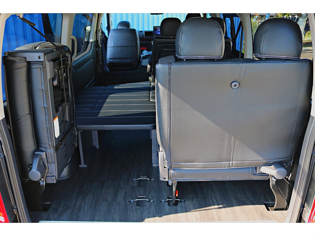 Ver.1内装　リビング仕様で車中泊はもちろん、家族での大移動も楽しく♪4列目シートは横に跳ね上げ可能！