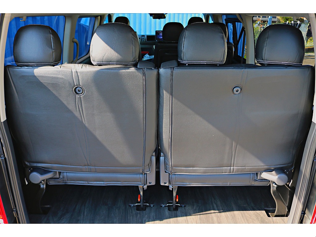 Ver.1内装　リビング仕様で車中泊はもちろん、家族での大移動も楽しく♪4列目シートは横に跳ね上げ可能！