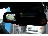 バックモニター内蔵自動防眩インナーミラー♪　通常時は周囲の光と後方からの光の差に応じて鏡面の反射状態を変化させ、ドライバーの視認性低下を軽減します。
