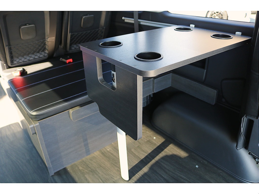 テーブル付でカップホルダーも完備♪