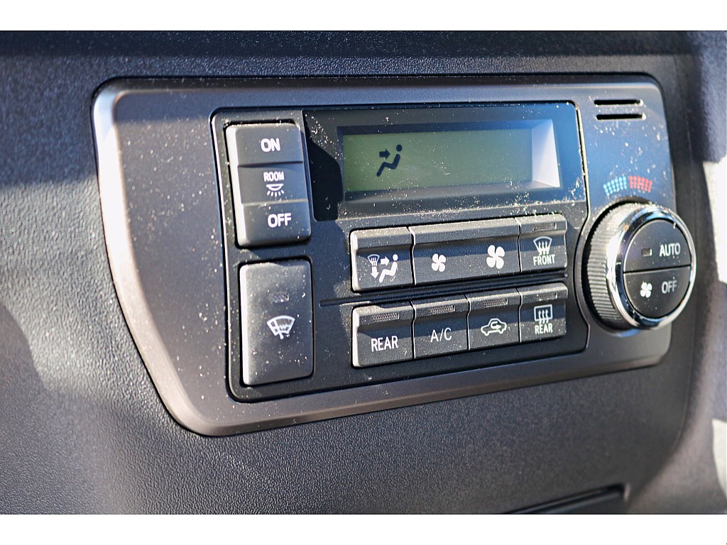 設定温度に合わせて風量や吹出しモード自動制御するオートエアコンを装備♪