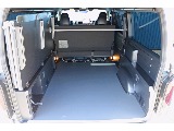 MRT(マルチロールトランスポーター)Type2に専用のベッドキットを装備♪フローリング施工されたフロアは気兼ねなく荷物が詰めます!