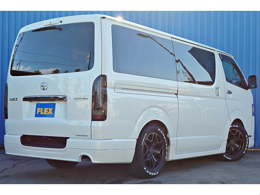 飾りすぎず程よくカスタムされた外装は落ち着いた仕上がりに♪