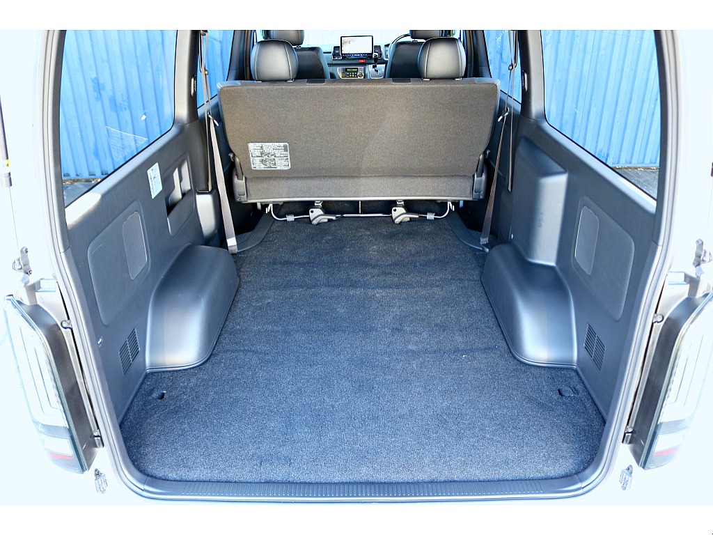 荷室の広々空間は遊びにも仕事にも活かせます♪