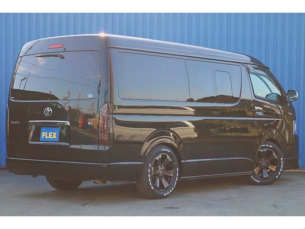 飾りすぎず程よくカスタムされた外装は落ち着いた仕上がりに♪