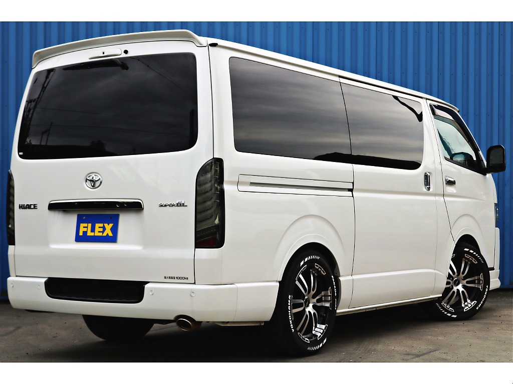 飾りすぎず程よくカスタムされた外装は落ち着いた仕上がりに♪