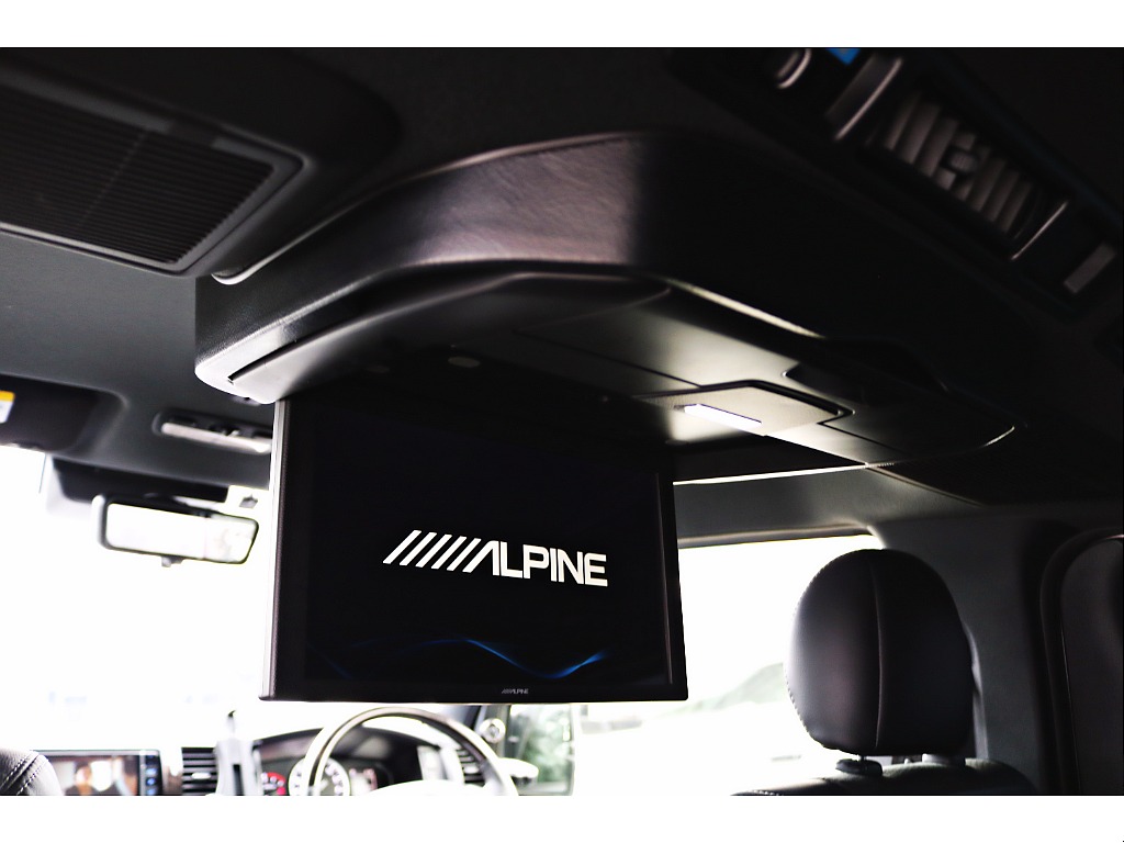 アルパインフリップダウンモニター12.8インチ搭載♪ お出かけも大画面で楽しく♪