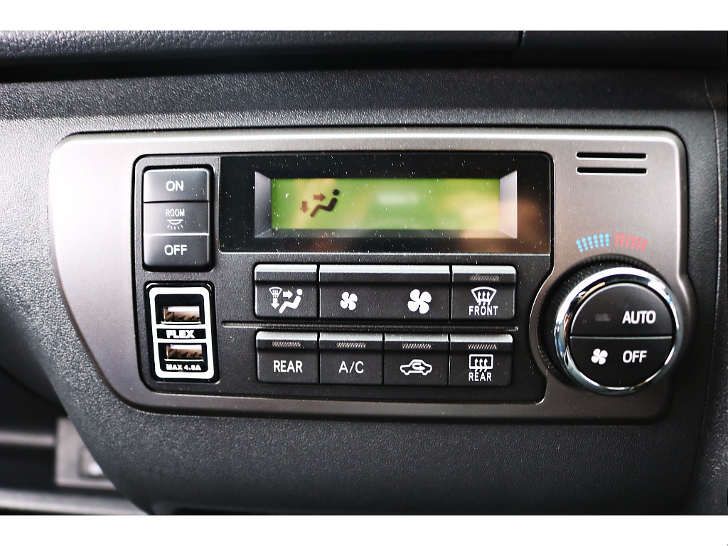 設定温度に合わせて風量や吹出しモード自動制御するオートエアコンを装備♪