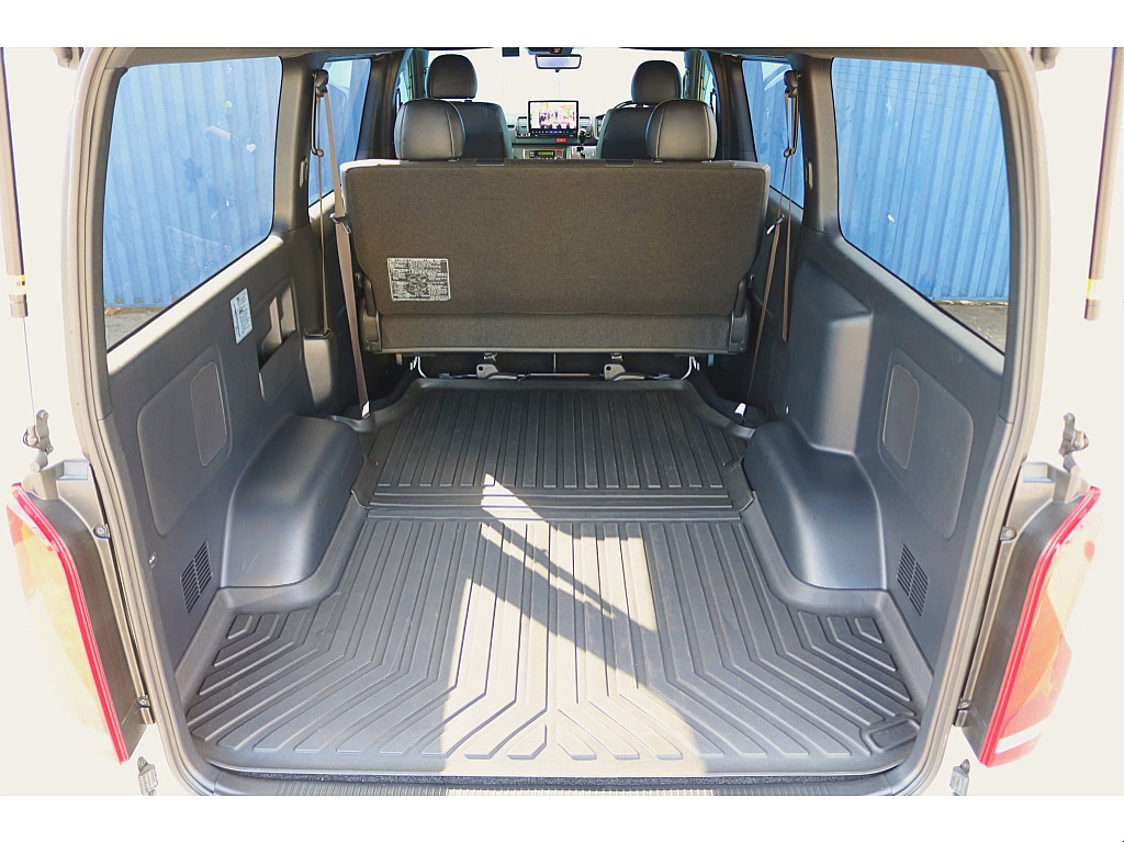 荷室の広々空間は遊びにも仕事にも活かせます♪