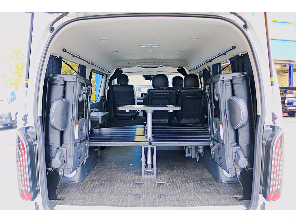 4列目シートは横に跳ね上げ可能！