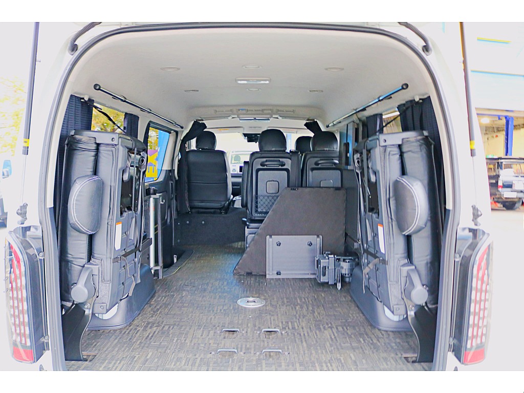 4列目シートは横に跳ね上げ可能！