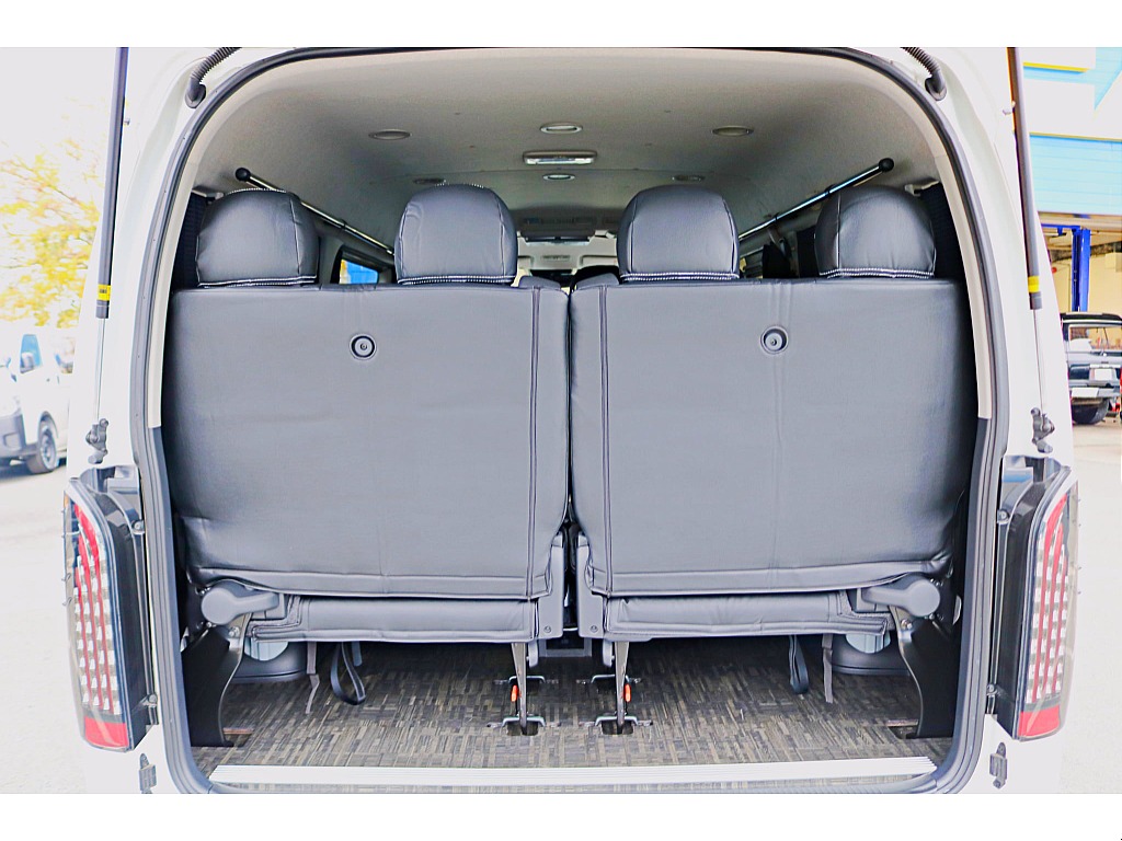 4列目シートは横に跳ね上げ可能！