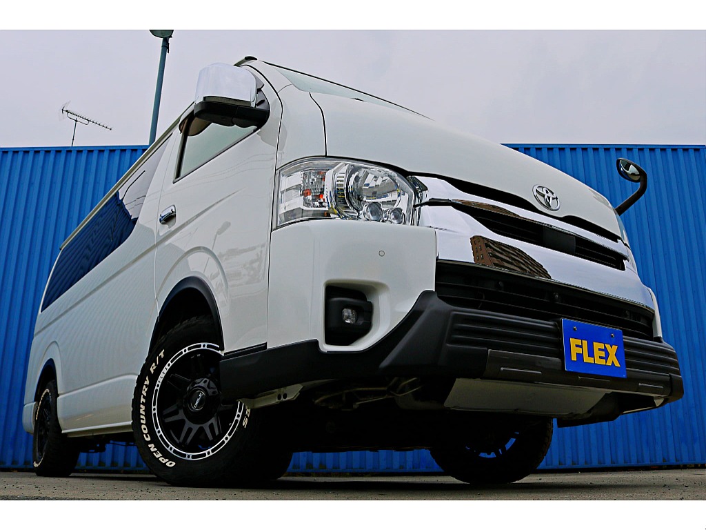 飾りすぎず程よくカスタムされた外装は落ち着いた仕上がりに♪